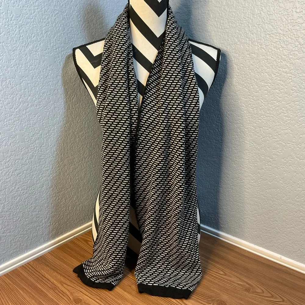 Van Heusen Black and White Geometric Scarf